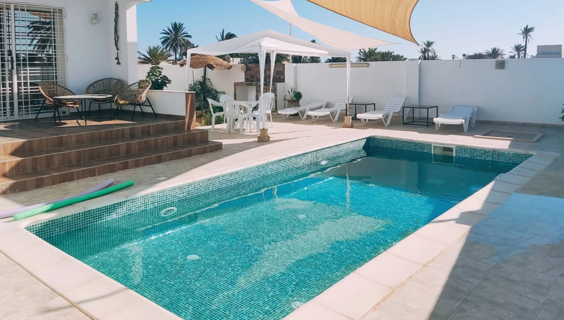 Piscine et terrasse de Dar Foufa à Kerkennah